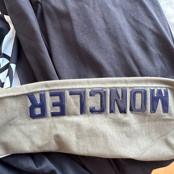 NWT Moncler Cropped Long Sleeve T-Shirt Logo Sz Medium in Olive Green Crewneck - Picture 2 of 5